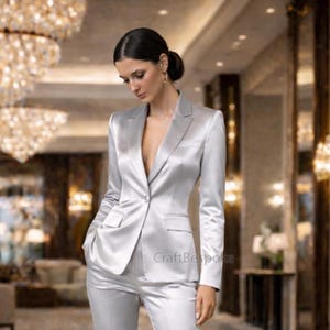 Traje de dos piezas de satén plateado para mujer, blazer con pantalón de corte recto, atuendo elegante para graduaciones y bodas.