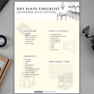 Könnte beinhalten: Eine Checkliste mit dem Titel "DRY PLATE CHECKLIST (DARKROOM SETUP EDITION)" mit Abschnitten für Dunkelkammer, Chemie, Sicherheit und zusätzliche Artikel. Enthält Illustrationen von Dunkelkammerausrüstung und einer Vintage-Kamera.