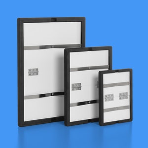 Peut inclure: Trois tableaux blancs encadr&eacute;s de noir avec des charni&egrave;res et des sangles en m&eacute;tal. Les tableaux sont de tailles diff&eacute;rentes et sont dispos&eacute;s du plus grand au plus petit.