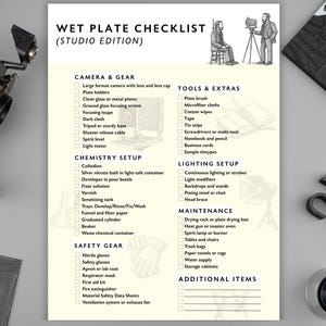 Pode incluir: Uma lista de verificação creme intitulada "WET PLATE CHECKLIST (STUDIO EDITION)" com seções para equipamento de câmera, configuração de química, segurança, ferramentas, iluminação, manutenção e itens adicionais. Inclui ilustrações.