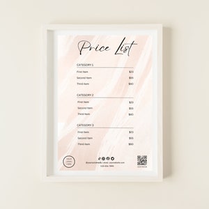 Op de afbeelding: Een witte ingelijste prijslijst met een roze aquarel achtergrond. De lijst is verdeeld in drie categorieën: Categorie 1, Categorie 2 en Categorie 3. Elke categorie vermeldt drie items met hun bijbehorende prijzen. Onderaan de lijst staan ​​social media-pictogrammen en een QR-code.