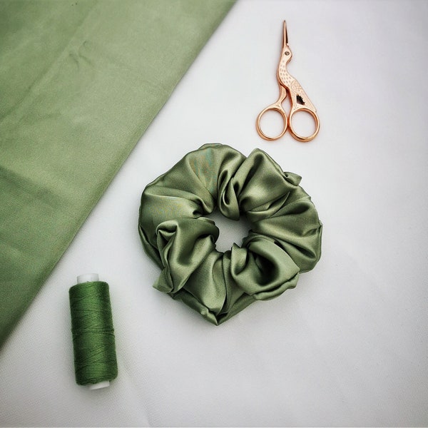 Chouchou en satin vert sauge, Chouchous verts, Chouchou en satin, Accessoires pour cheveux