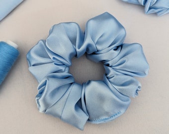 Lichtblauwe satijnen scrunchie, babyblauwe scrunchies, satijnen scrunchy, haaraccessoires