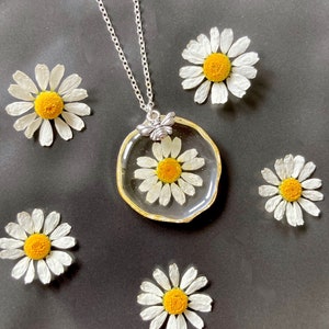 Small Silver Bee Charm Feverfew Flower and Resin Pendant Necklace, Daisy, Botanical Jewellery Necklace, Flower Necklace, Floral Style