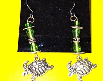 Earrings, sea turtles charms. Perfect for spring and summer. Ocean vacation or luau.
