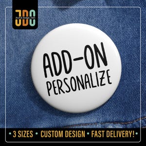 Puede incluir: Un botón blanco con las palabras "ADD-ON PERSONALIZE" en negro. El botón está sobre un fondo de mezclilla. La imagen también incluye el texto "3 TAMAÑOS • DISEÑO PERSONALIZADO • ¡ENTREGA RÁPIDA!"