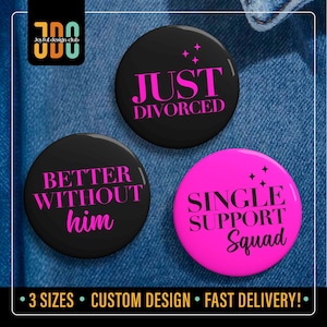 Puede incluir: Tres botones redondos con los textos "JUST DIVORCED", "BETTER WITHOUT him" y "SINGLE SUPPORT Squad". Los botones son negros y rosas, con un logotipo en la esquina superior izquierda. El texto "3 SIZES • CUSTOM DESIGN • FAST DELIVERY!" está en la parte inferior.