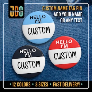 Op de afbeelding: Drie ronde buttons met een naamplaatje-ontwerp. Elke button heeft een witte middenstrook met de tekst CUSTOM, en de boven- en onderkant zijn lichtblauw, rood of zwart gekleurd. Alle buttons zijn voorzien van de tekst HELLO I'M in wit of zwart.