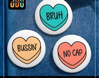 Pin de moda de la Generación Z con frase "Caramelo en forma de corazón": Botón con frase humorística sobre el corazón y la conversación