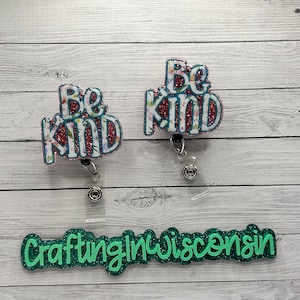 Ser amable carrete de insignia, titular de la tarjeta de identificación de la insignia floral, lindo carrete de insignia retráctil con brillo, clip de insignia inspirador de positividad, regalo para ella