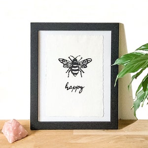Black Bee Happy linoprint | bijenprint | bijen vrolijke muurkunst | linosnede print | print citaat geluk | positieve bevestiging muurkunst