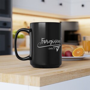 Tazza nera con croce cristiana perdonata, cuore, 1 Giovanni 1:9, 15 oz