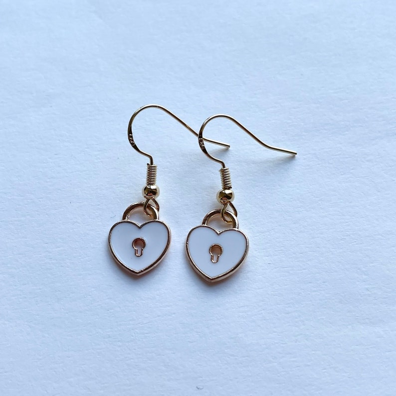 Boucles d'oreilles coeur cadenas, bijoux minimalistes, boucles d'oreilles délicates, cadeau pour elle, cadeau romantique image 8