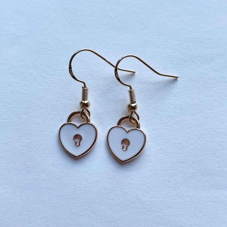 Boucles d'oreilles coeur cadenas, bijoux minimalistes, boucles d'oreilles délicates, cadeau pour elle, cadeau romantique image 4