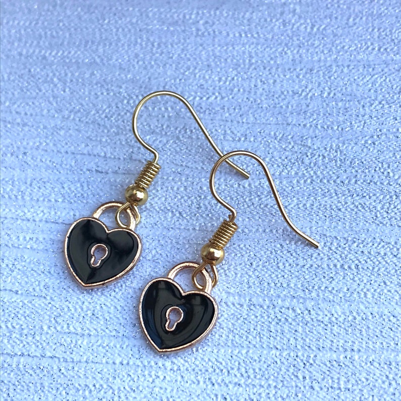 Boucles d'oreilles coeur cadenas, bijoux minimalistes, boucles d'oreilles délicates, cadeau pour elle, cadeau romantique image 9