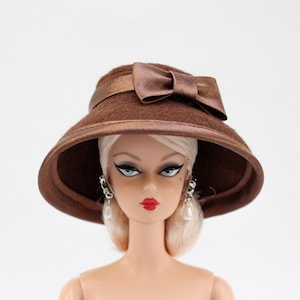 Könnte beinhalten: Set aus drei Keramikbechern mit gesprenkelter, matter Oberfläche. Die Becher sind in Creme-, Hellgrau- und Dunkelgrautönen gehalten. Jeder Becher hat ein schlichtes, minimalistisches Design, ideal für Kaffee oder Tee.