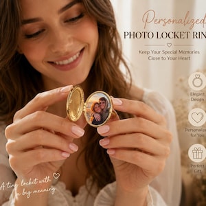 Puede incluir: Un anillo de medallón ovalado en tono dorado con un diseño de bisagra abierta que revela una pequeña fotografía de dos personas. El texto en la imagen dice Personalized PHOTO LOCKET RING, Keep Your Special Memories Close to Your Heart y A tiny locket with a big meaning.