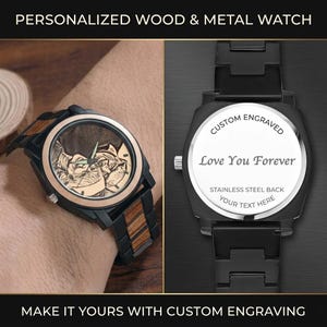 Op de afbeelding: Een gepersonaliseerd houten en metalen horloge met een zwarte band en een houten wijzerplaat. De wijzerplaat heeft een gravure van een stel. De achterkant van het horloge is gegraveerd met "Love You Forever" en "Your Text Here".