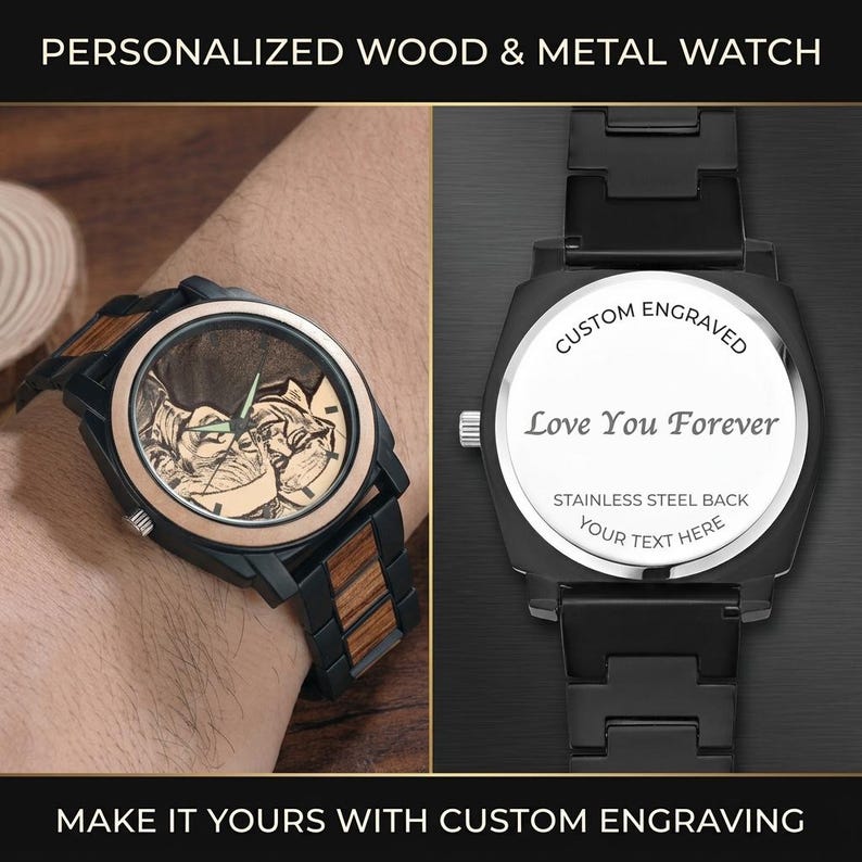 Op de afbeelding: Een gepersonaliseerd houten en metalen horloge met een zwarte band en een houten wijzerplaat. De wijzerplaat heeft een gravure van een stel. De achterkant van het horloge is gegraveerd met "Love You Forever" en "Your Text Here".