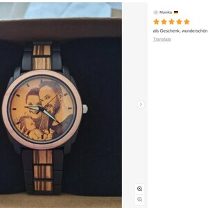 Op de afbeelding: Een gepersonaliseerd houten horloge met een zwarte en bruine band. De wijzerplaat toont een sepia-kleurige afbeelding van een gezin. De wijzers zijn zwart en de bezel is ros&eacute;goud. Het horloge wordt gepresenteerd in een zwarte doos.