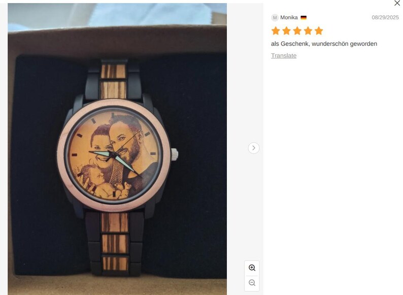 Op de afbeelding: Een gepersonaliseerd houten horloge met een zwarte en bruine band. De wijzerplaat toont een sepia-kleurige afbeelding van een gezin. De wijzers zijn zwart en de bezel is ros&eacute;goud. Het horloge wordt gepresenteerd in een zwarte doos.