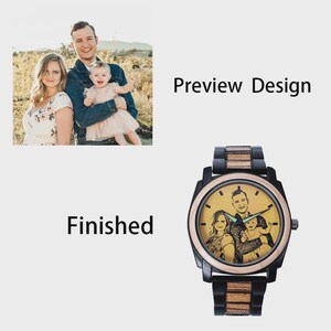 Op de afbeelding: Een houten polshorloge met een zwarte en bruine band en een ronde wijzerplaat. De wijzerplaat toont een familiefoto. De woorden "Preview Design" en "Finished" zijn ook zichtbaar.