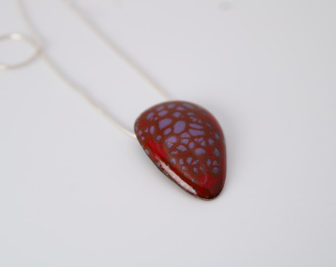 "Pétale Grenat" Medaillon émaillé