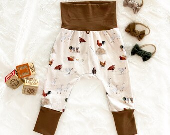 Pantalon grandir avec moi | Pantalon non sexiste | Sarouel | Pantalon de jogging pour bébé | Motif poulet | Pain d'épice | Cadeau poulet pour bébé