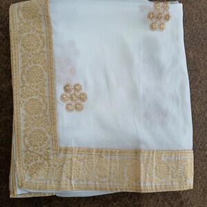 Chinon Dupatta blanc : bordure banarasi, paillettes dorées