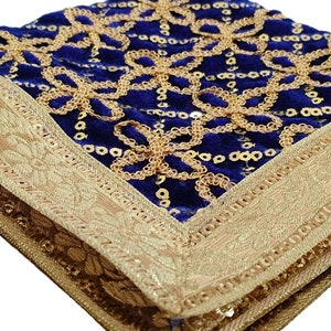Blaue Samt Pooja Aasan Tuch: Goldene Pailletten Altar Dekoration (2 Stk)