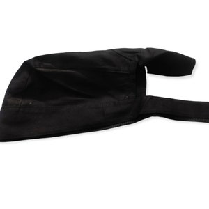 Peut inclure: Chapeau de chef noir avec un design à nouer. Le chapeau est fait d'un tissu noir uni et présente une couronne rectangulaire et une longue attache réglable. Ce chapeau est conçu pour une utilisation en cuisine ou au restaurant.