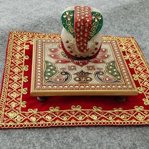 Roter Samt Pooja Aasan: Goldene Zari Chowki Bezug (24 X 24 cm, 4 Stück)