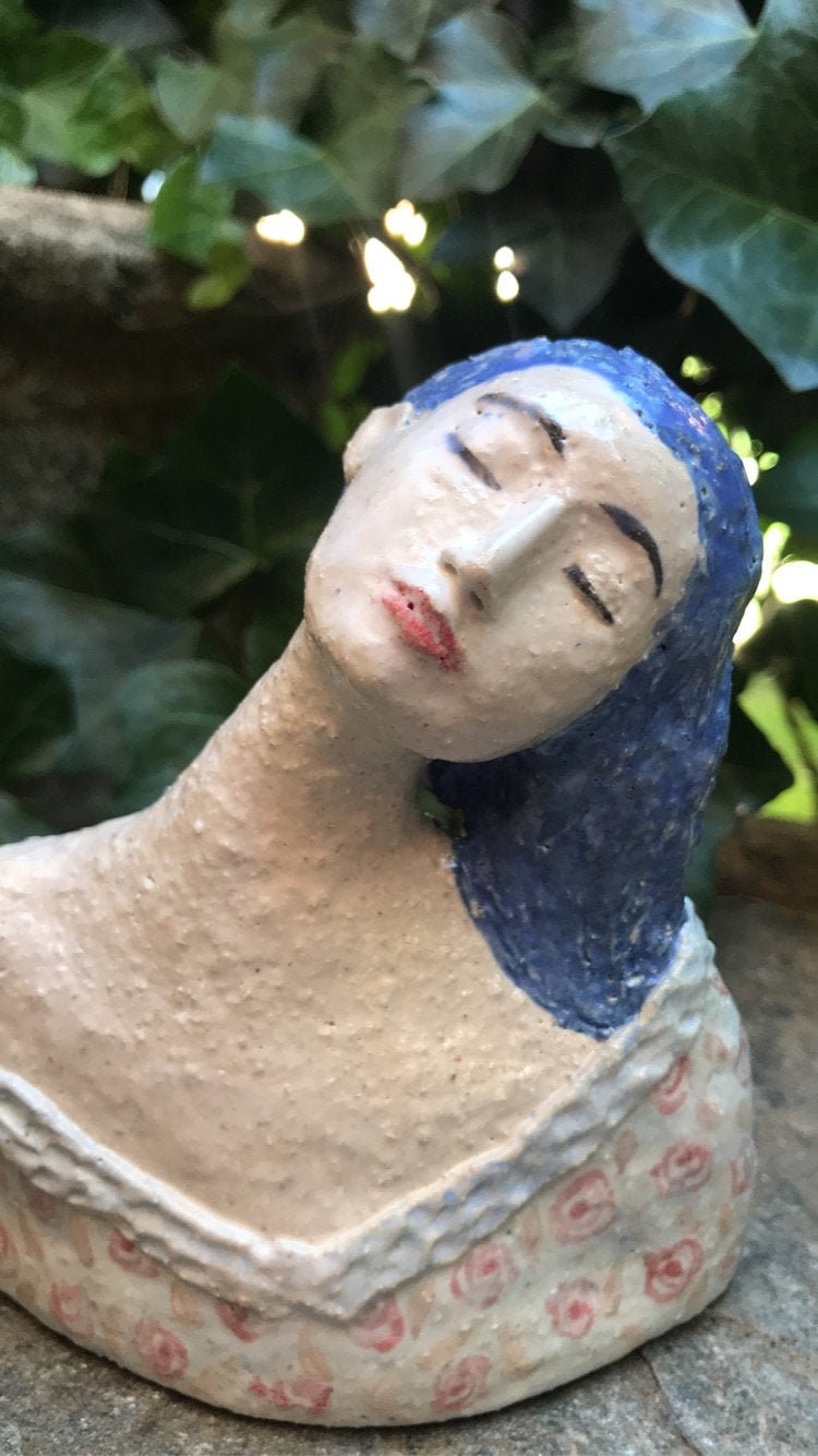 Petit Buste en Grès Blanc et Engobes