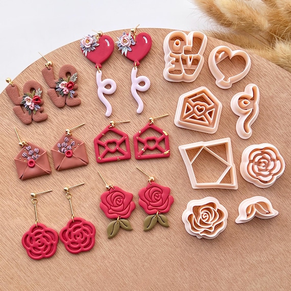 JEWEDECO Taglierine per Argilla Polimerica Strumenti per Creazione Orecchini Set 24 Pezzi Modellazione Fondente e Stampi per Ceramica Fai da Te Accessori per Artigianato e Biscotti