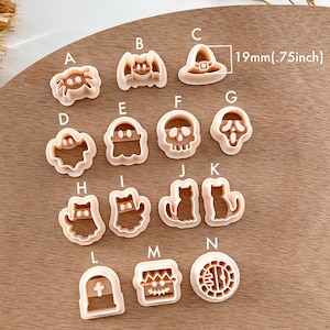 Pu&ograve; includere: Un set di 14 stampini per biscotti a tema Halloween, ognuno con un diametro di 4,5 cm. Gli stampini sono realizzati in plastica beige chiaro e presentano vari disegni, tra cui un ragno, un pipistrello, un cappello da strega, un fantasma, un teschio, un viso urlante, un gatto, una lapide e una zucca.