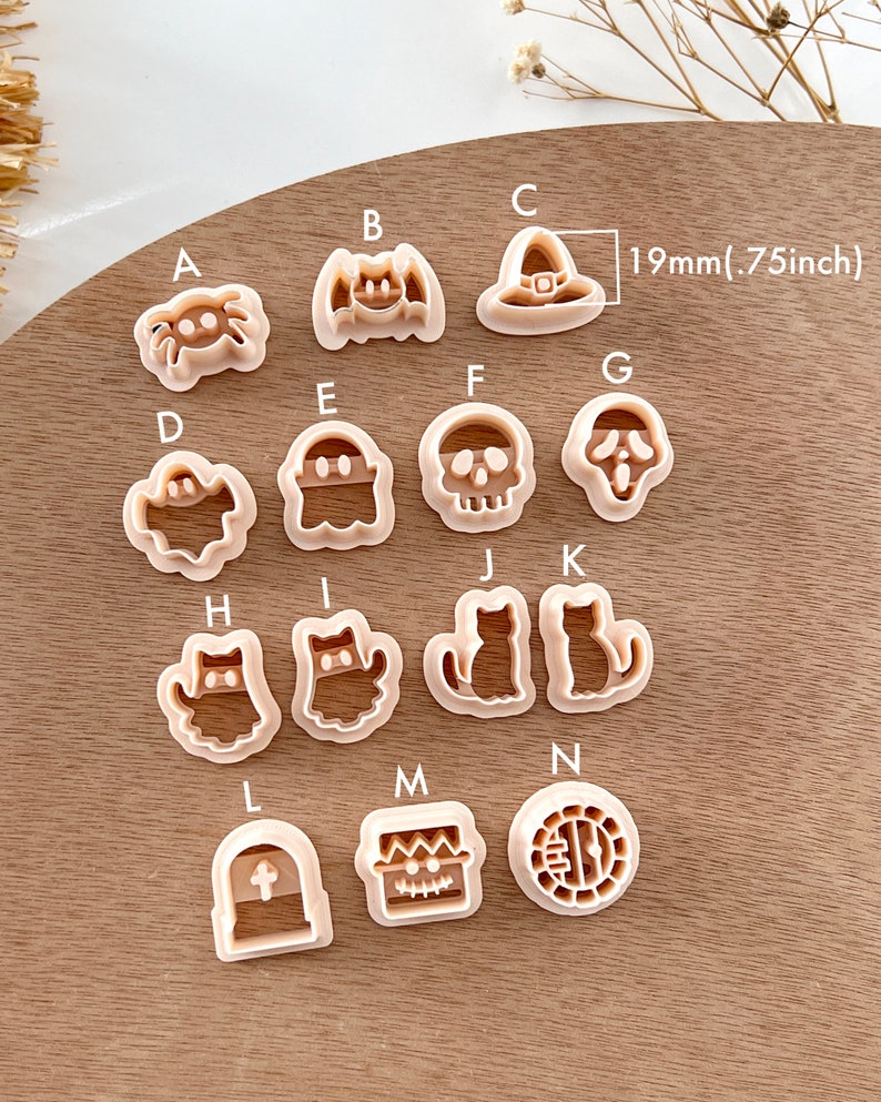 Pu&ograve; includere: Un set di 14 stampini per biscotti a tema Halloween, ognuno con un diametro di 4,5 cm. Gli stampini sono realizzati in plastica beige chiaro e presentano vari disegni, tra cui un ragno, un pipistrello, un cappello da strega, un fantasma, un teschio, un viso urlante, un gatto, una lapide e una zucca.