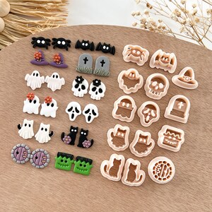 Pu&ograve; includere: Un set di 20 tagliabiscotti a tema Halloween, tra cui fantasmi, pipistrelli, gatti, ragni, teschi, lapidi e un cappello da strega. I tagliabiscotti sono in plastica beige chiaro.
