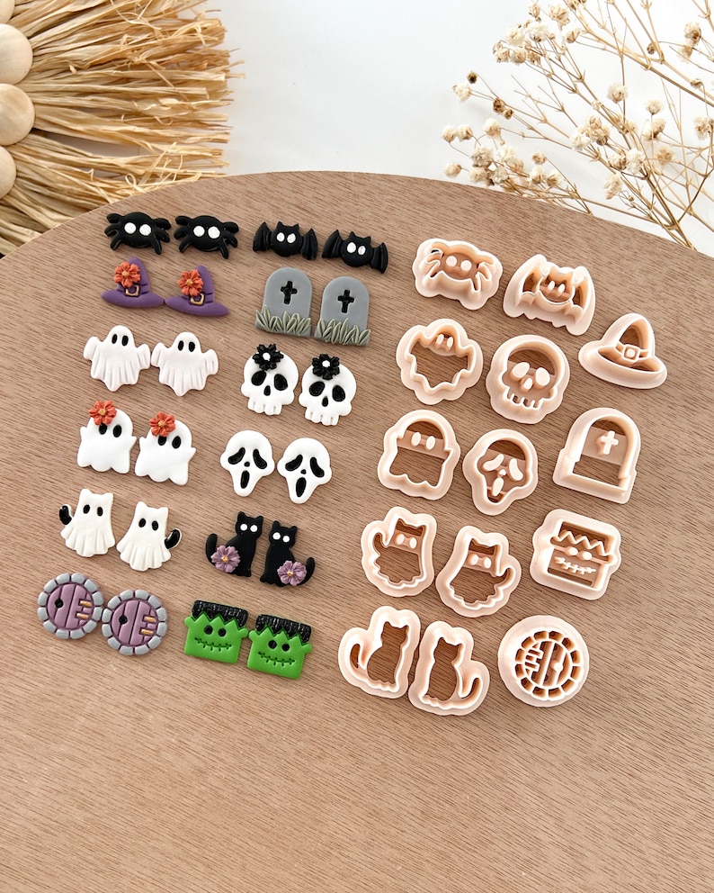 Pu&ograve; includere: Un set di 20 tagliabiscotti a tema Halloween, tra cui fantasmi, pipistrelli, gatti, ragni, teschi, lapidi e un cappello da strega. I tagliabiscotti sono in plastica beige chiaro.