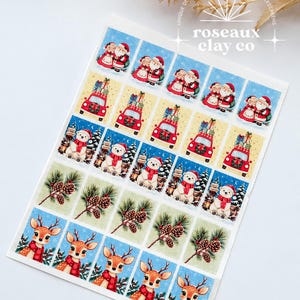 Pode incluir: Uma folha retangular de autocolantes com ilustrações de Natal repetidas. Os desenhos incluem o Pai Natal com uma criança, carros vermelhos com presentes, ursos polares em paisagens de inverno, ramos de pinheiro com pinhas e renas.