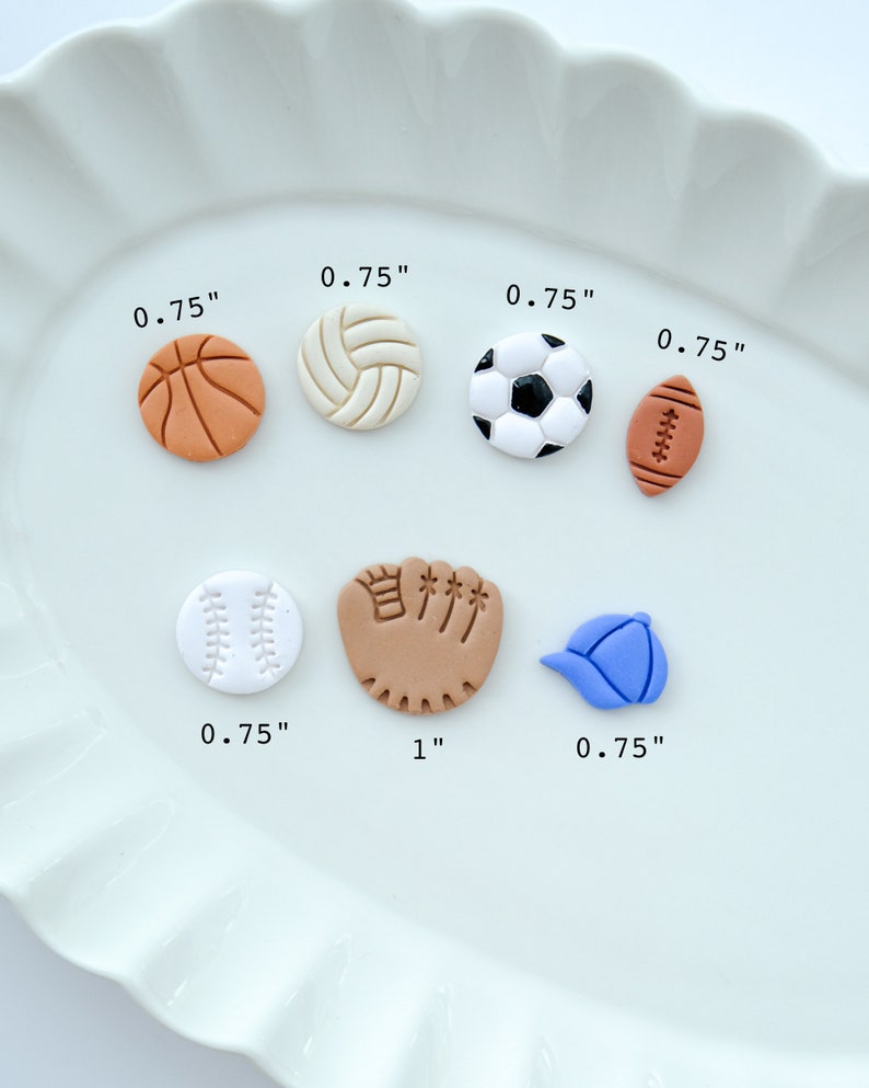 Pu&ograve; includere: Un set di sette ciondoli sportivi in ​​argilla colorata, tra cui una palla da baseball, una palla da basket, un pallone da calcio, una pallavolo, un guanto da baseball, un pallone da football americano e un berretto da baseball. I ciondoli hanno un diametro di circa 1,9 cm, ad eccezione del guanto da baseball, che ha un diametro di 2,5 cm.