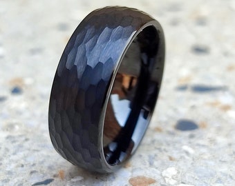 Zwart gehamerde wolfraamring 8 mm: herentrouwring