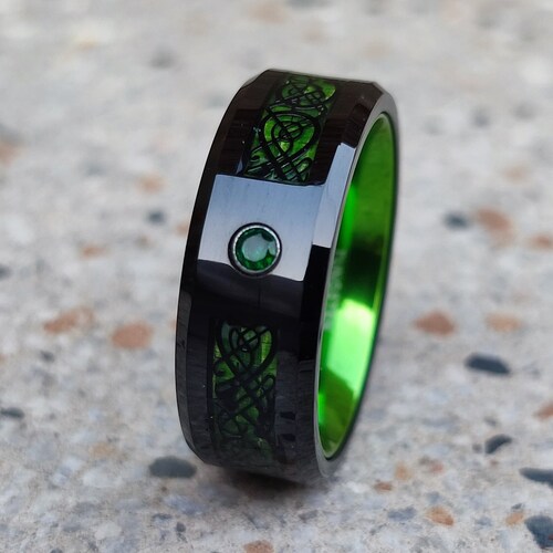 Anello in tungsteno nero da 8 mm: fede nuziale con intarsio di drago celtico verde.
