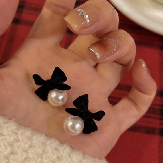 韓国人気【MONDAY EDITION】Tiny Pearl Bow Earrings☆追跡付 TIE THE RIBBON - MONDAY EDITION