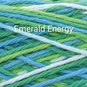 Puede incluir: Primer plano de un ovillo de lana con el texto "Emerald Energy". La lana es una mezcla de hebras verdes, azules y blancas. Los colores est&aacute;n entrelazados, creando una apariencia texturizada. Ideal para proyectos de punto y ganchillo.