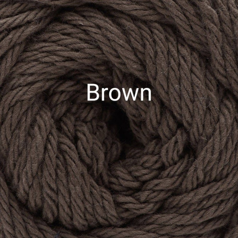 Puede incluir: Primer plano de una madeja de hilo marr&oacute;n bien enrollada. El hilo es grueso y texturizado, con hebras visibles y un aspecto ligeramente brillante. La palabra "Brown" est&aacute; impresa en blanco en la imagen.