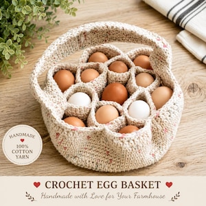 Puede incluir: Una cesta de huevos de ganchillo hecha a mano llena de huevos marrones y blancos. La cesta est&aacute; hecha de hilo de algod&oacute;n beige moteado y tiene un asa. El texto "CROCHET EGG BASKET" est&aacute; en la parte inferior.