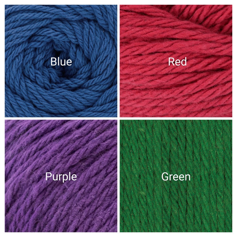 Puede incluir: Cuatro cuadrados que muestran hilo colorido. Los colores son azul, rojo, morado y verde. Cada cuadrado tiene el nombre del color escrito en texto blanco. El hilo est&aacute; bien enrollado, mostrando la textura del material.