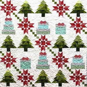 Puede incluir: Una colcha blanca con temática navideña. La colcha presenta flores de poinsettia rojas, árboles de Navidad verdes y cajas de regalo azules y blancas. La colcha está acolchada con hilo blanco y tiene un borde rojo.