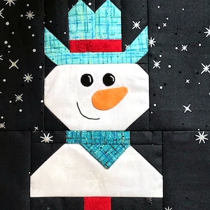 Puede incluir: Un muñeco de nieve blanco con un sombrero de cuadros azul y blanco, una bufanda roja y un fondo negro con copos de nieve blancos.