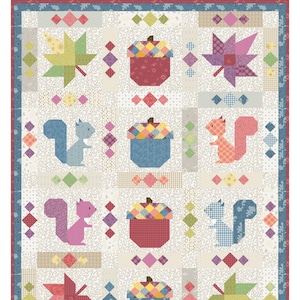 Puede incluir: Un edredón de retazos con un patrón repetido de bellotas, hojas de arce y ardillas en varios colores. El edredón tiene un fondo crema con un borde azul y rojo. El diseño incluye formas geométricas y acentos de diamantes.